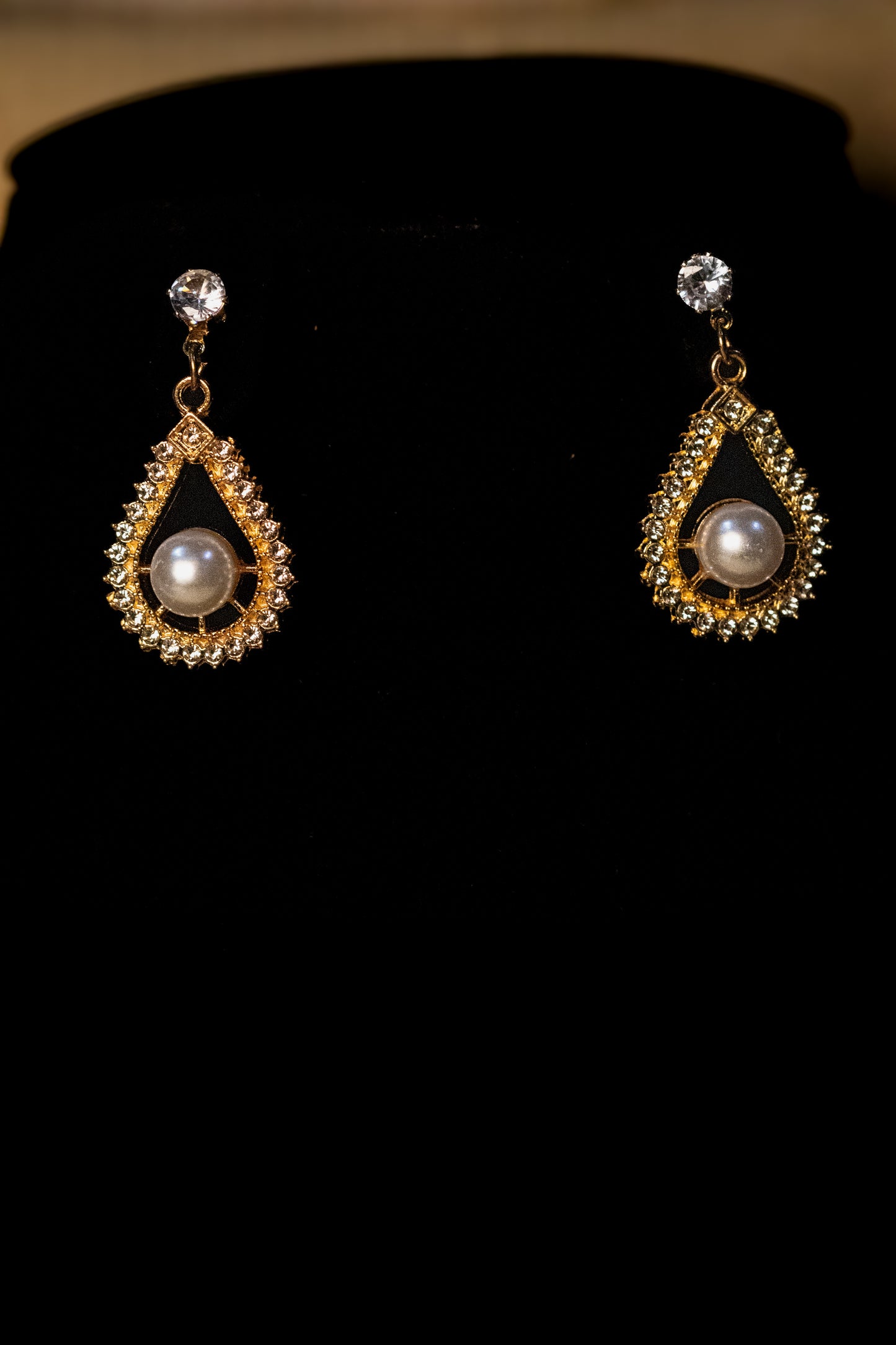 Golden Teardrop Pearl Jewelry Set | Crystal Studded Necklace & Earrings