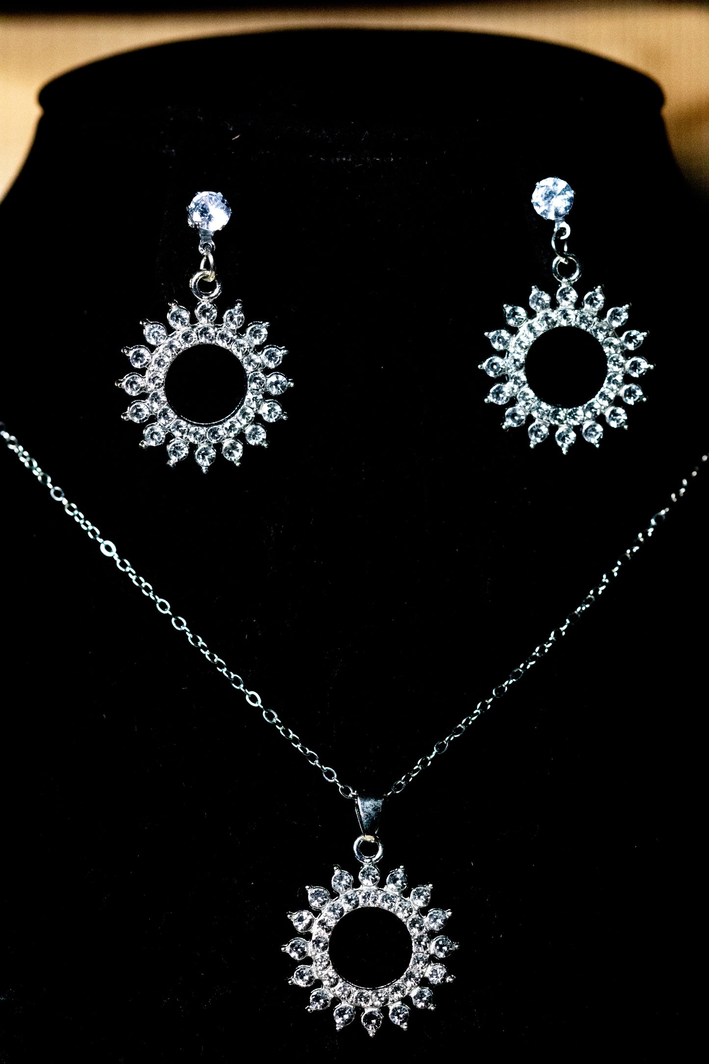 Radiant Sunburst Crystal Necklace Set | Pendant & Earrings